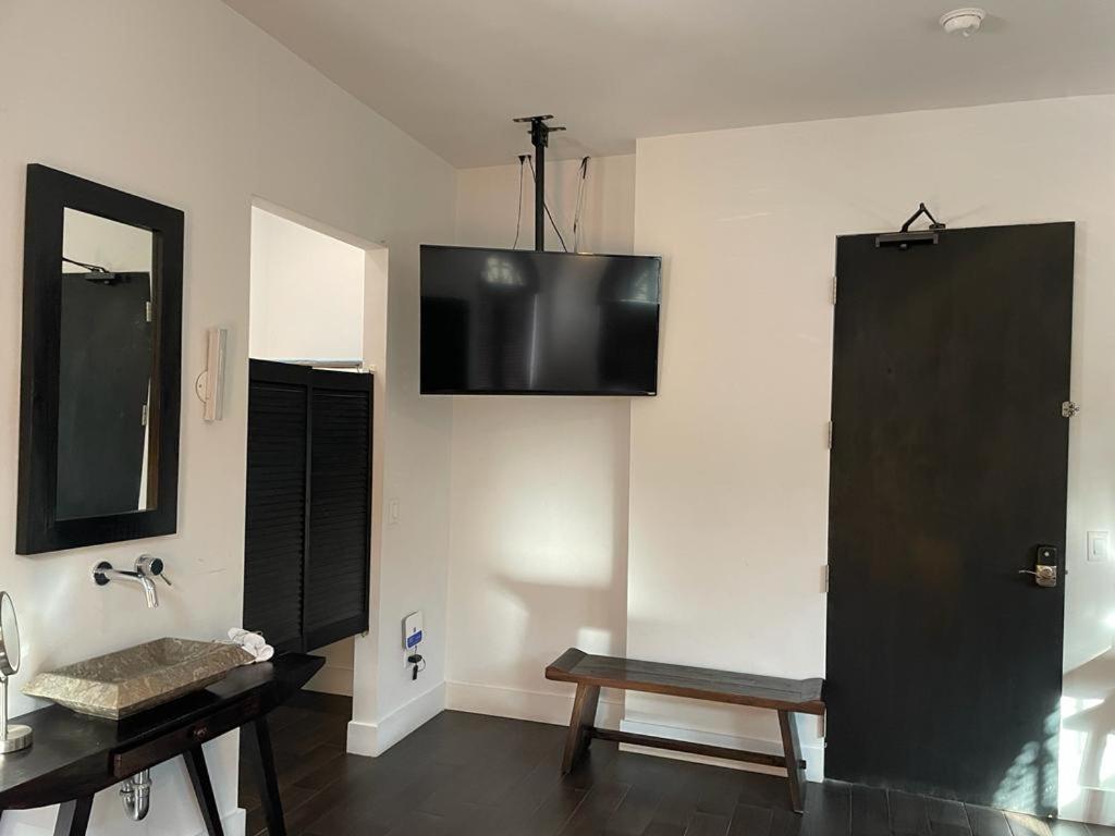 Vive Zen 2 Queen Beds Apartment *